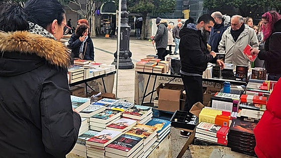 Contra el frío, calor literario: éxito de ventas en Burgos en el Día del Libro