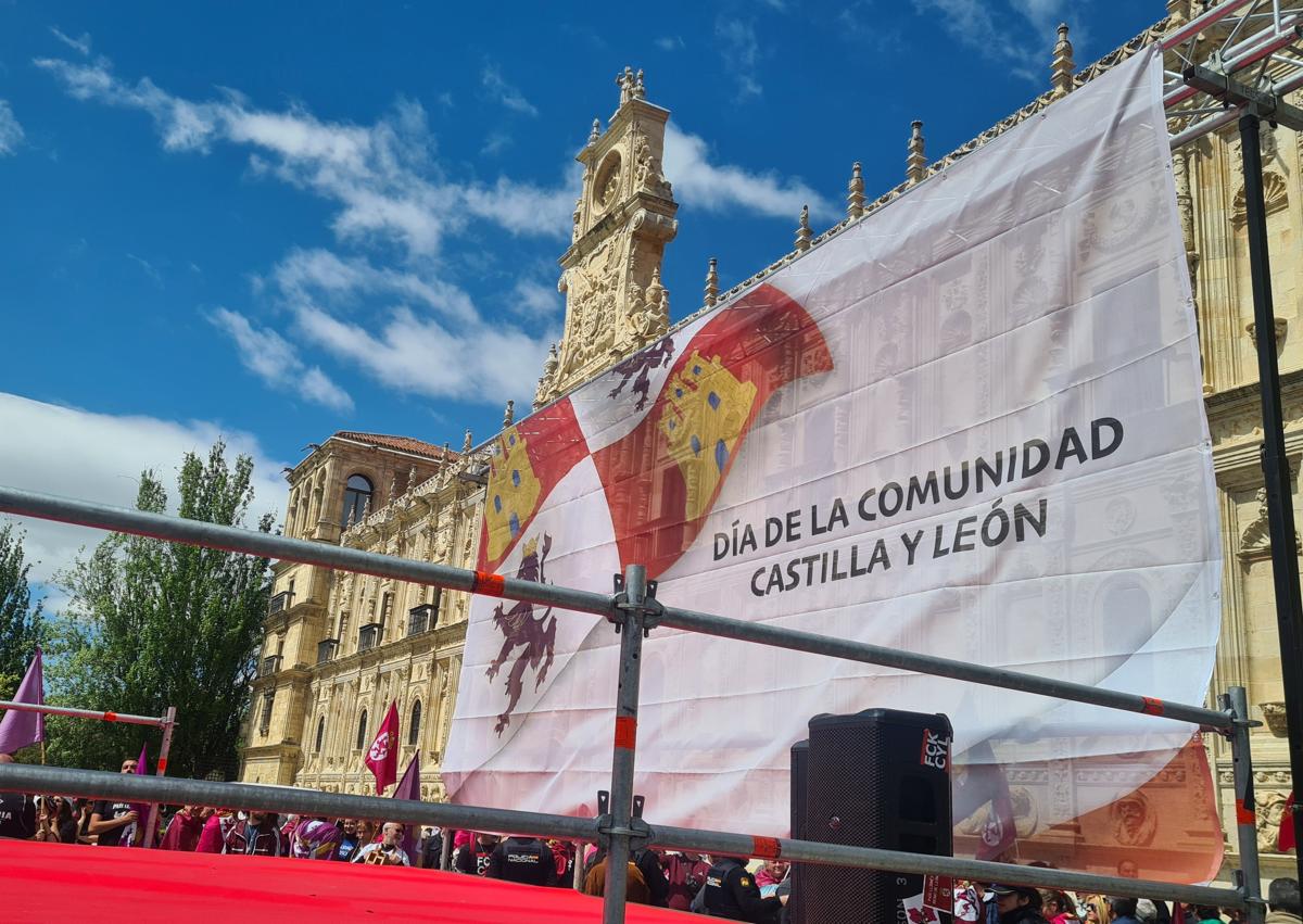 Imagen secundaria 1 - Protesta frente al escenario que la Junta ha habilitado en León para desarrollar actividades por el Día de Castilla y León.