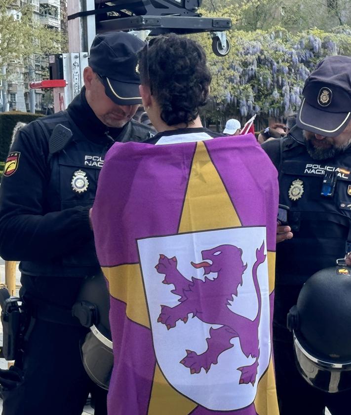 Imagen secundaria 2 - Protesta frente al escenario que la Junta ha habilitado en León para desarrollar actividades por el Día de Castilla y León.