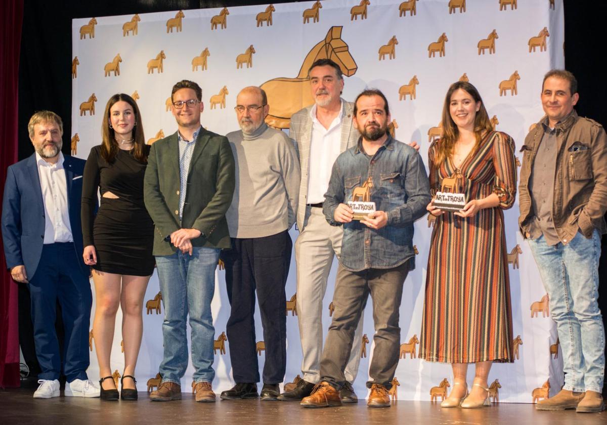 Los galardonados por el jurado posan con el premio.