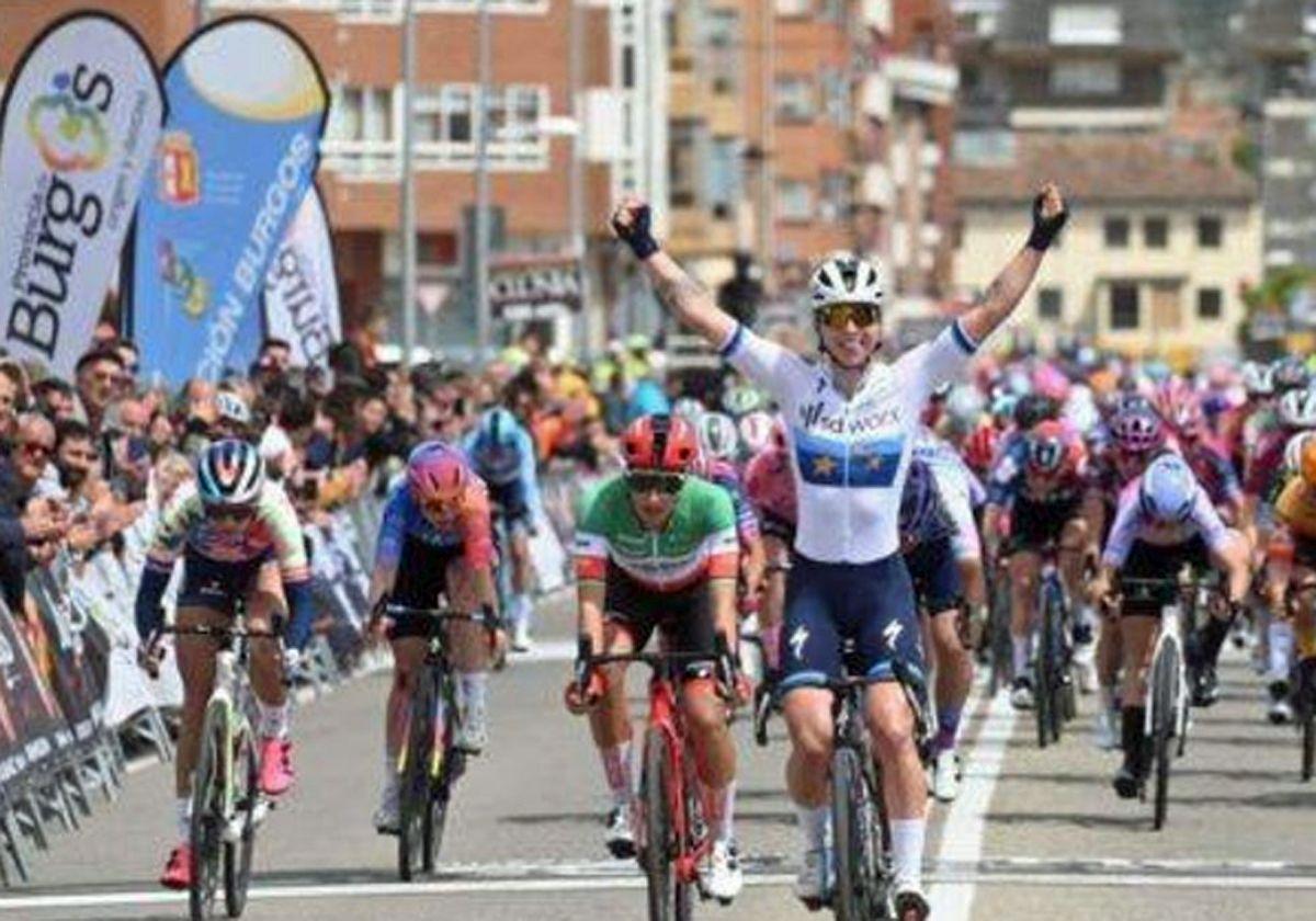 Lorena Wiebes se impone al sprint en Medina de Pomar, en la edición del pasado año.