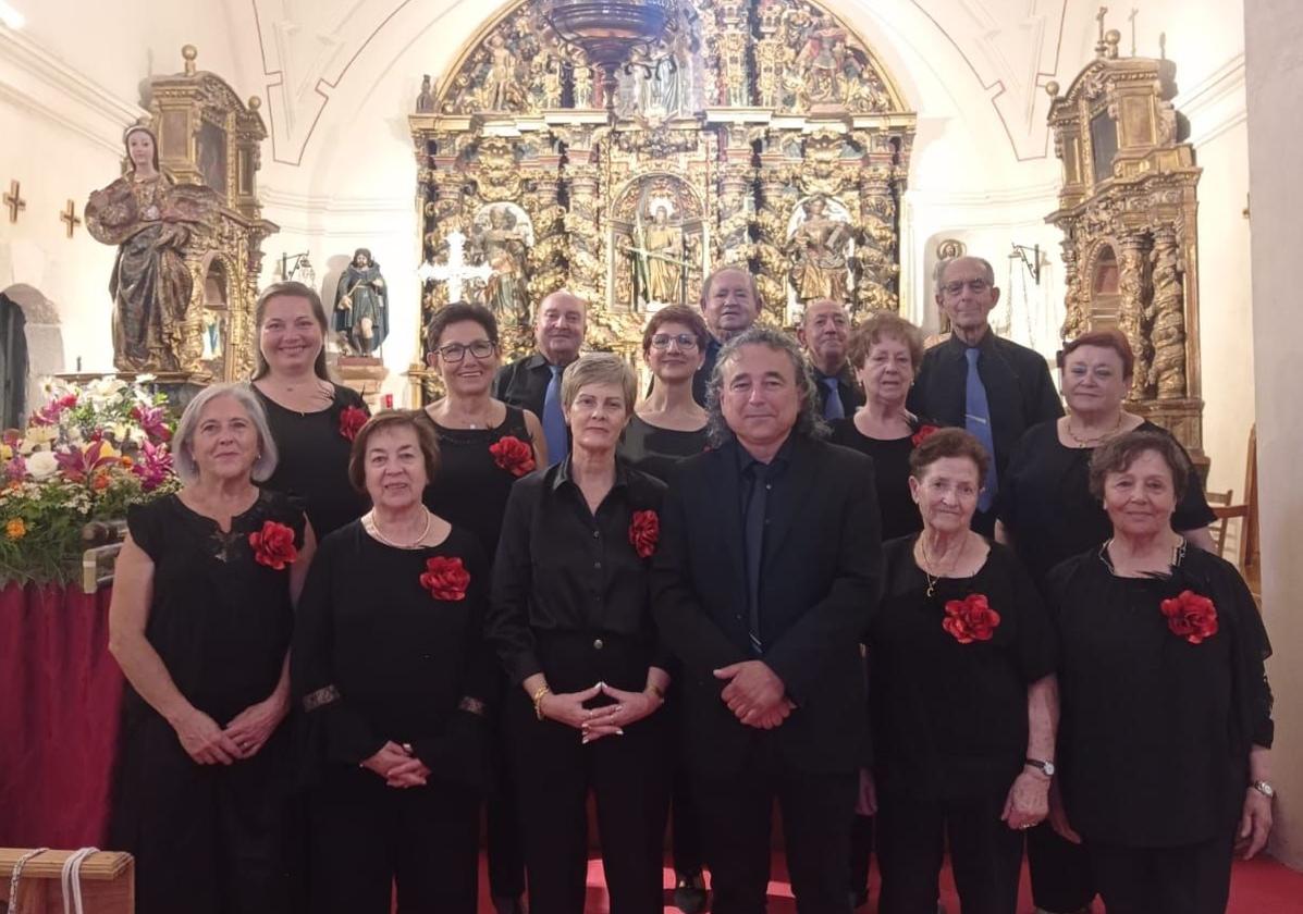 Integrantes del coro de Fuentearmegil.