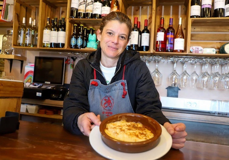 María Torres, propietaria del bar La Aceituna con sus canelones de ternera