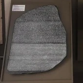 Réplica de la Piedra Rosetta del Museo del Libro de Editorial Siloé, actualmente en Covarrubias