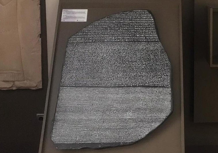 Réplica de la Piedra Rosetta del Museo del Libro de Editorial Siloé, actualmente en Covarrubias