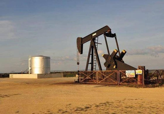 Bomba extractora de uno de los pozos del yacimiento petrolífero de Ayoluengo.