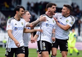 Varios jugadores del Burgos CF celebrando el primer gol del encuentr