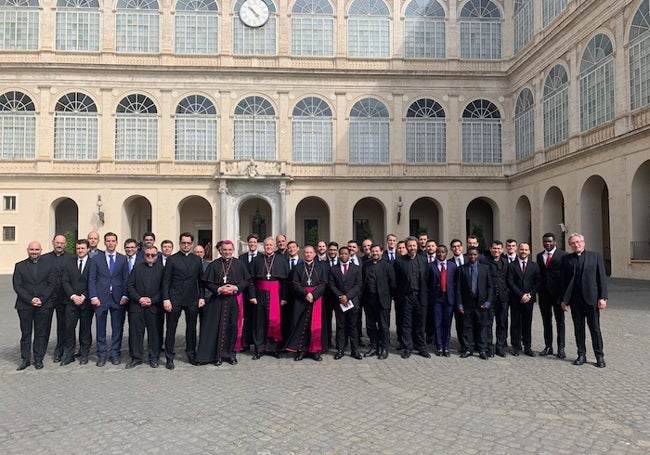 Los seminaristas, sus formadores y los obispos, en el Vaticano.