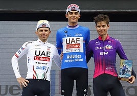 Eric Fagúndez, en el podio final de la Vuelta a Asturias.