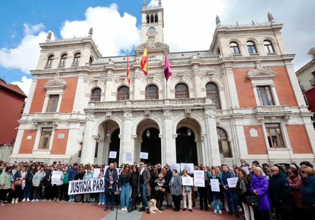 Familiares y allegados de Sergio Delgado, frente al Ayuntamiento de Valladolid.