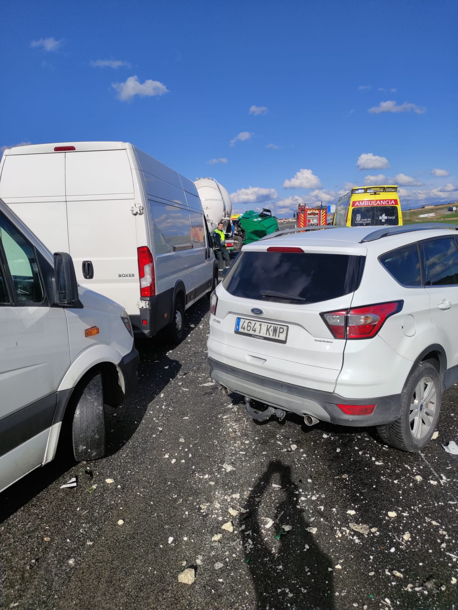 El accidente entre dos camiones en la A-1, en imágenes