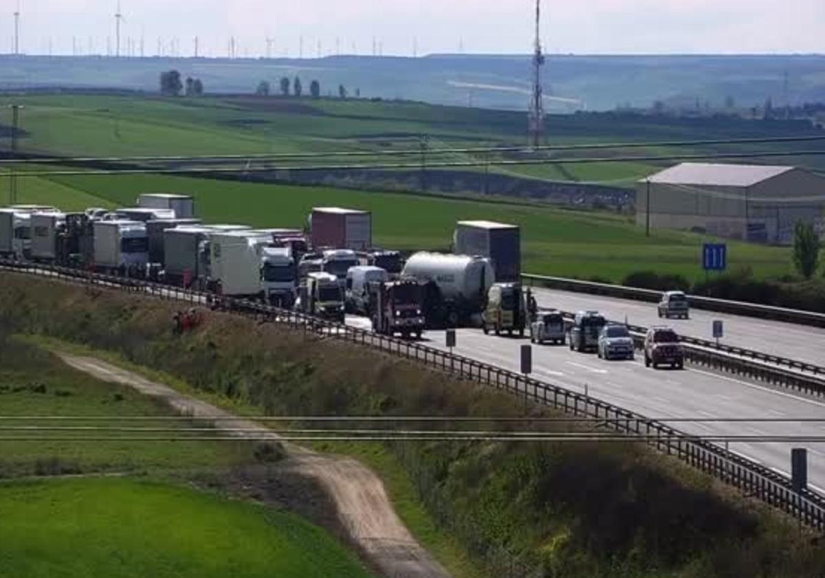 Imagen principal - El accidente está provocando retenciones en la A-1 a la altura de Burgos. 