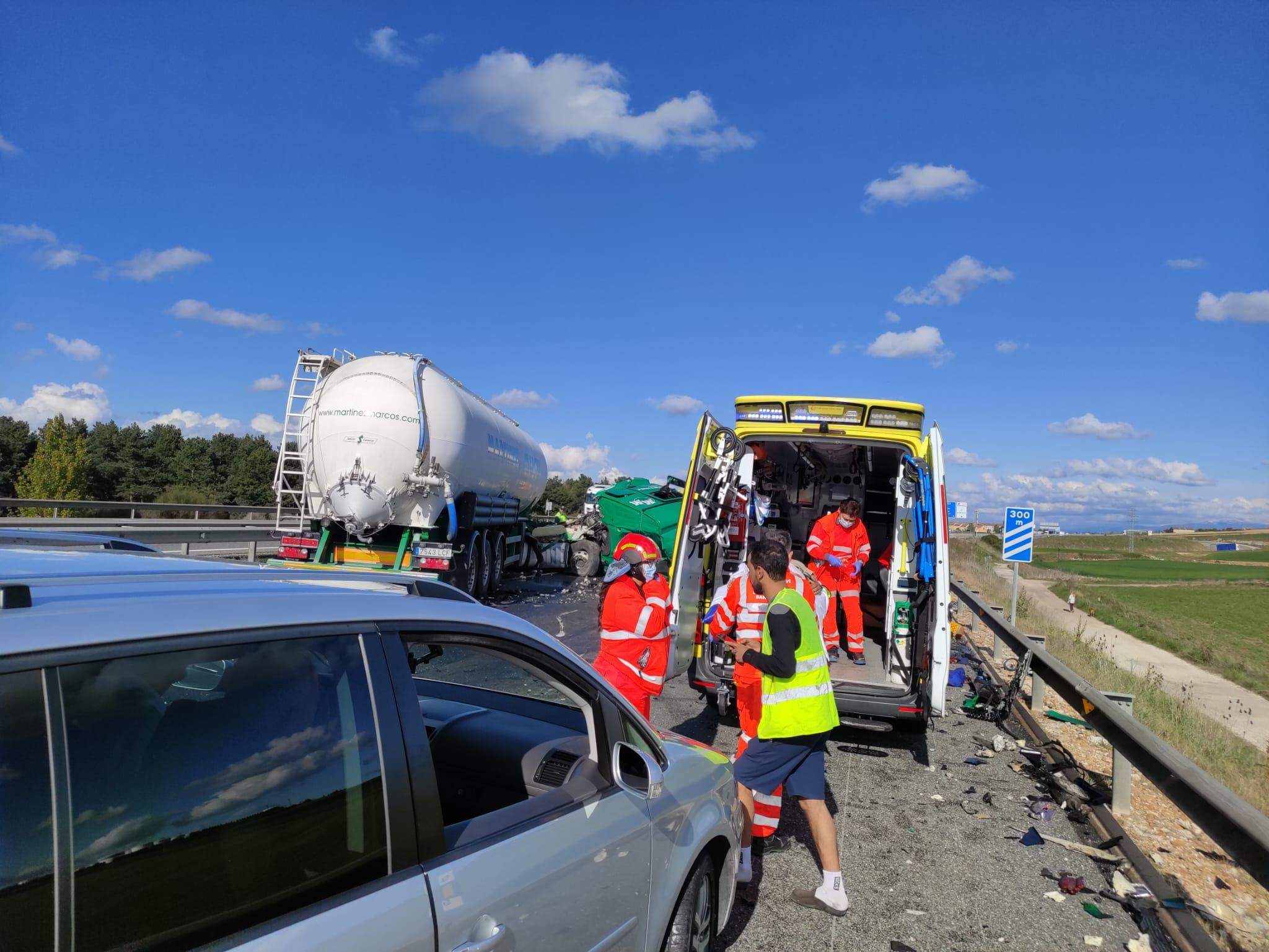 El accidente entre dos camiones en la A-1, en imágenes