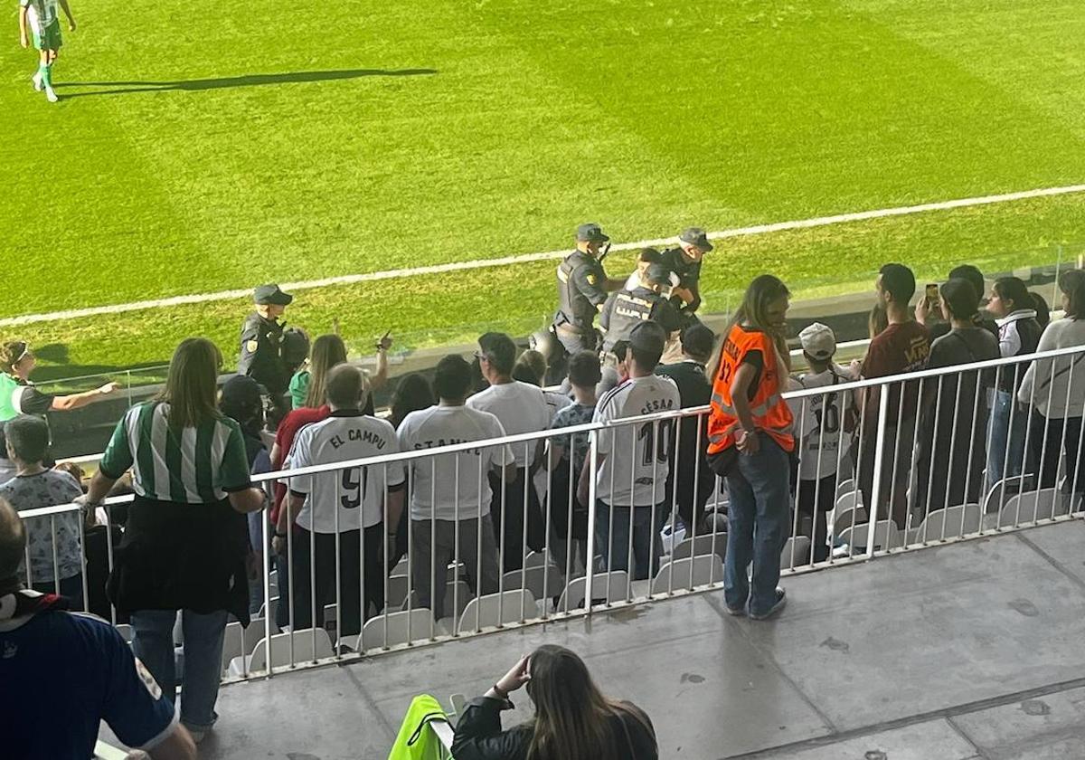 La Policía Nacional de Burgos llevándose a un aficionado del Racing durante el partido en El Plantío.