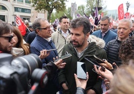 Tudanca en Burgos atendiendo a los medios antes de manifestarse este Primero de Mayo.