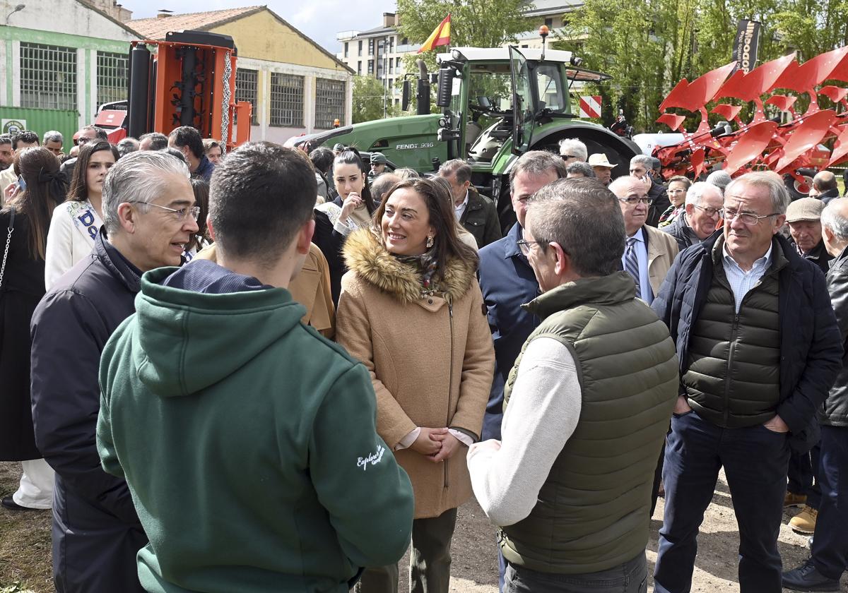 La consejera de Movilidad y Transformación Digital, María González Corral, en la Feria de Maquinaria Agrícola de Lerma.