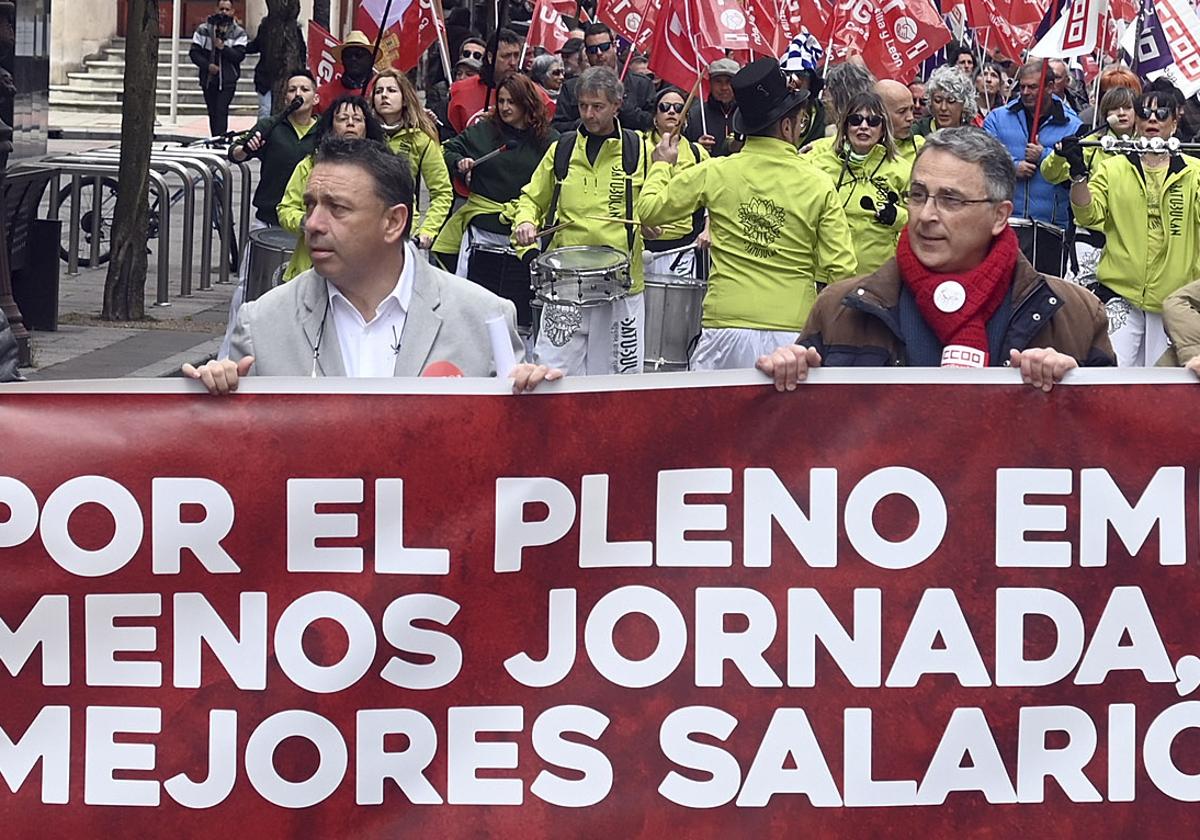 Pablo Dionisio Fraile, secretario general UGT y Juan Núñez, de CCOO encabezando la manifestación del Primero de Mayo.