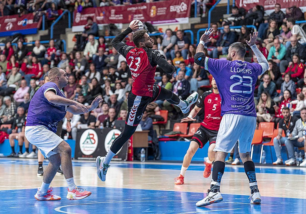 Imagen del último encuentro que enfrentó al UBU San Pablo Burgos con el Balonmano Guadalajara.