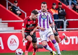 La defensa rojilla defiende el balón ante Negredo.