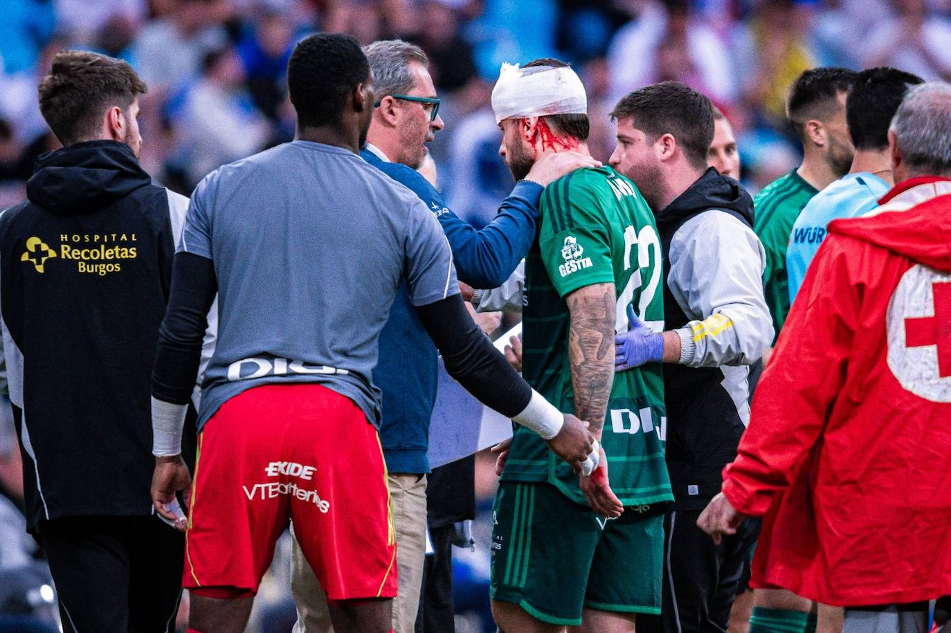 Gran susto en La Romareda tras el cabezazo de Mumo y Elgezabal