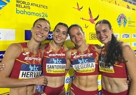 Eva Santidrián, segunda por la izquierda, junto a sus compañeros del relevo 4x400 femenino.