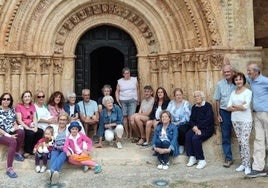 Miembros de la asociación Raíces de Escalada en la iglesia del pueblo.