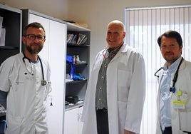 Médicos de la unidad de Toxicología clínica de Burgos: Eliander Cubillo (izquierda), Francisco Callado y Alejandro López.