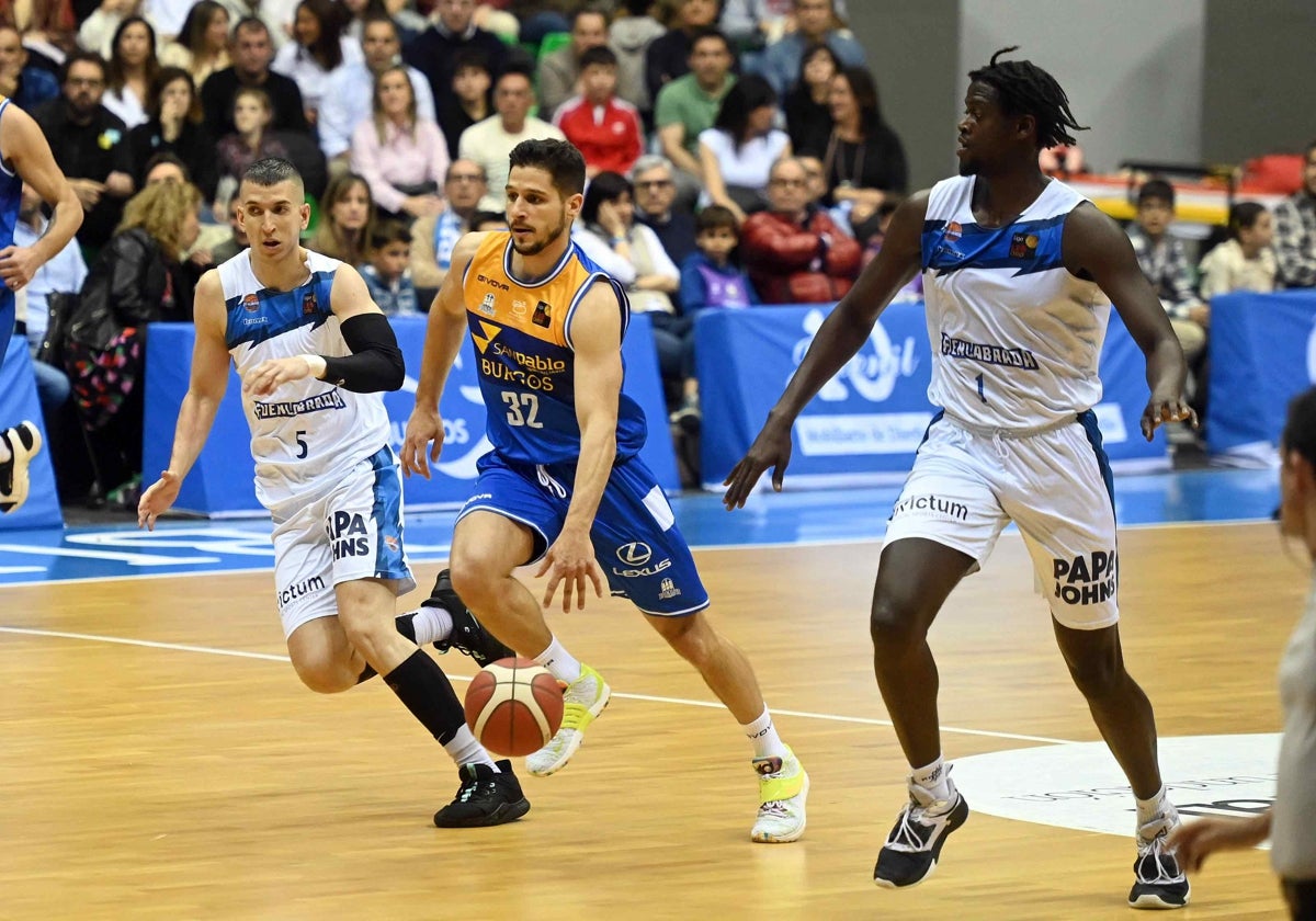 Roglic conduce el balón entre Aranitovic y Abu, en el partido ante Fuenlabrada.