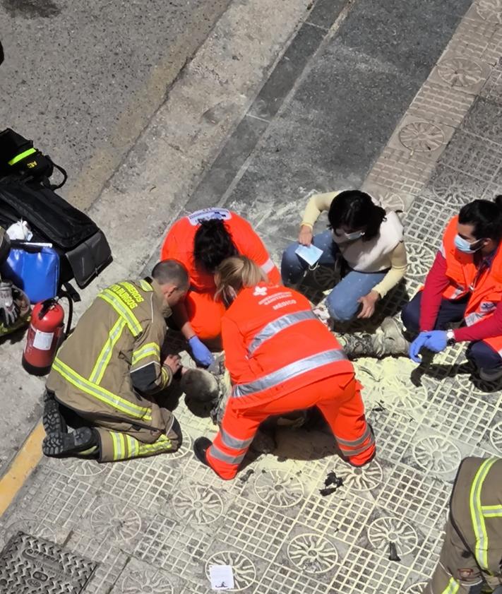 Imagen secundaria 2 - Atención en el lugar de los hechos al hombre herido.