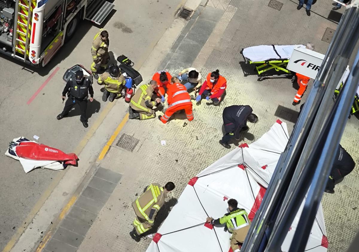 Imagen principal - Atención en el lugar de los hechos al hombre herido.