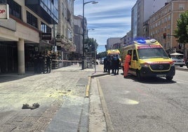 Lugar de los hechos donde se pueden observar las zapatillas del hombre y los restos del extintor.