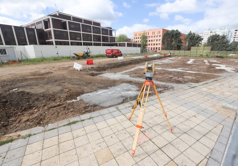 Ya se están llevando a cabo los primeros trabajos en la parcela.