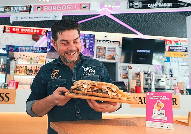 Alberto Bergado, propietario del Oé Oé Sport Bar con su bocata 'The Boss'