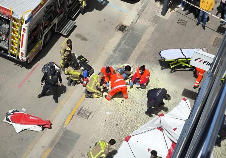 Los sanitarios atienden a los heridos tras quemarse a lo bonzo un hombre en Burgos.