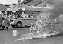 Fotografiá de un monje budista quemándose en Saigon en 1963. Aquí se encuentra el origen de la expresión quemarse a lo bonzo.