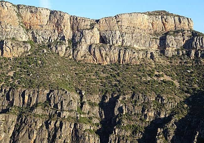 La Cova del Tabac, localizada en el cañón que el río Segre labra en la Sierra de Mont-roig.