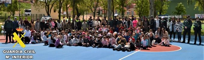 Foto de familia de los escolares junto a agentes de la Guardia Civil.