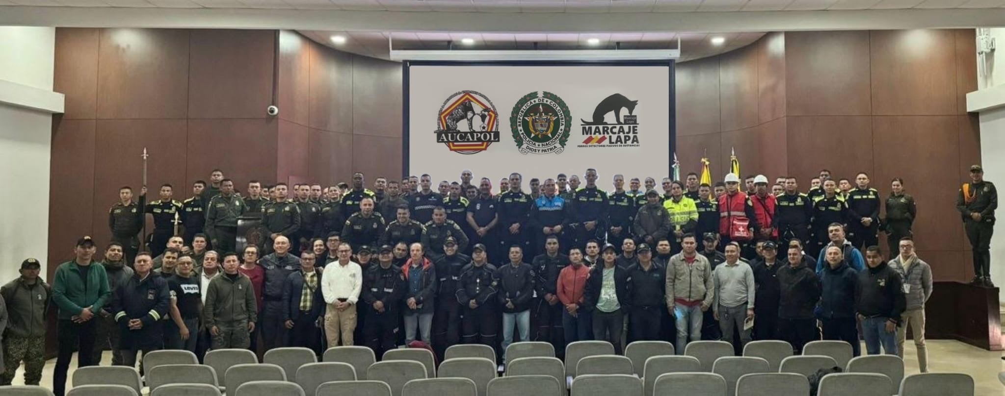 Agentes de la Policía Local de Burgos junto a los agentes de la Policía Nacional de Colombia