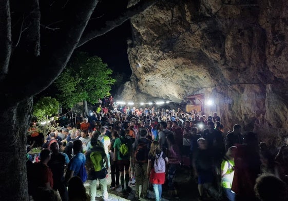 Más de ochocientas personas participaron el marcha hacia la ermita