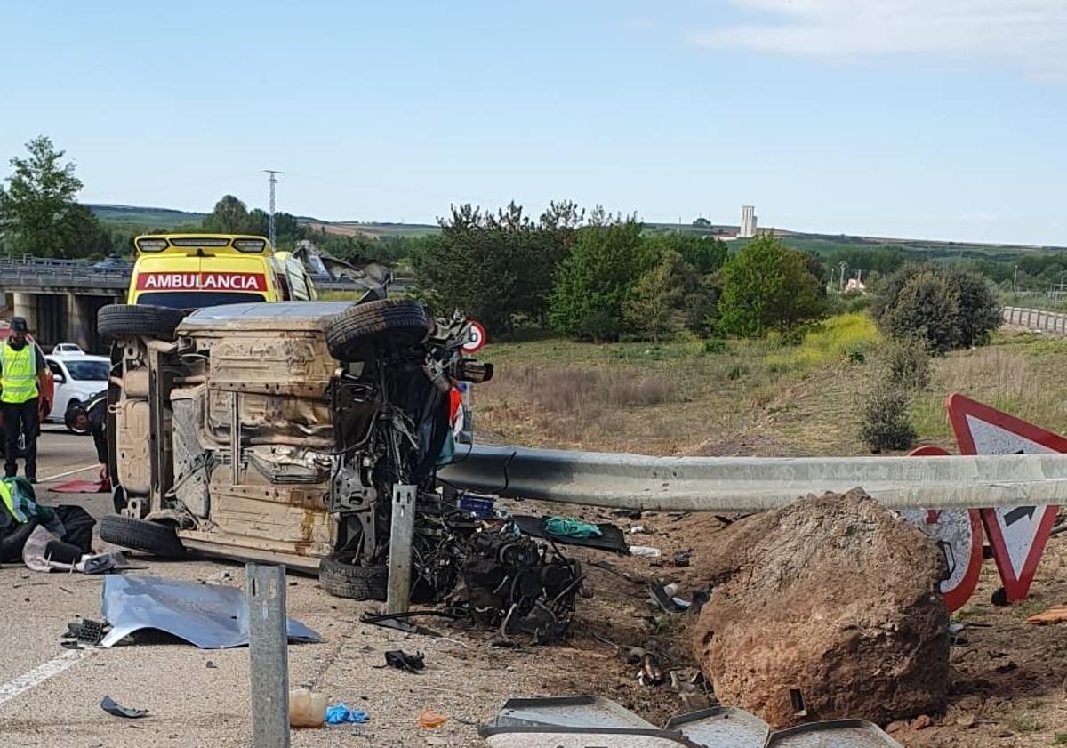 Imagen principal - Trasladado al HUBU en helicóptero tras un aparatoso accidente en Lerma