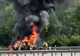 Los Bomberos de Burgos atienden el fuego de la furgoneta.