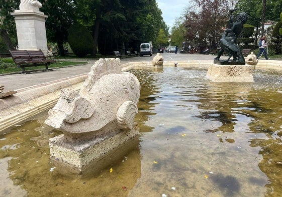 Escultura del pez del paseo Marceliano Santa María con la cola rota al arrancar las flores.