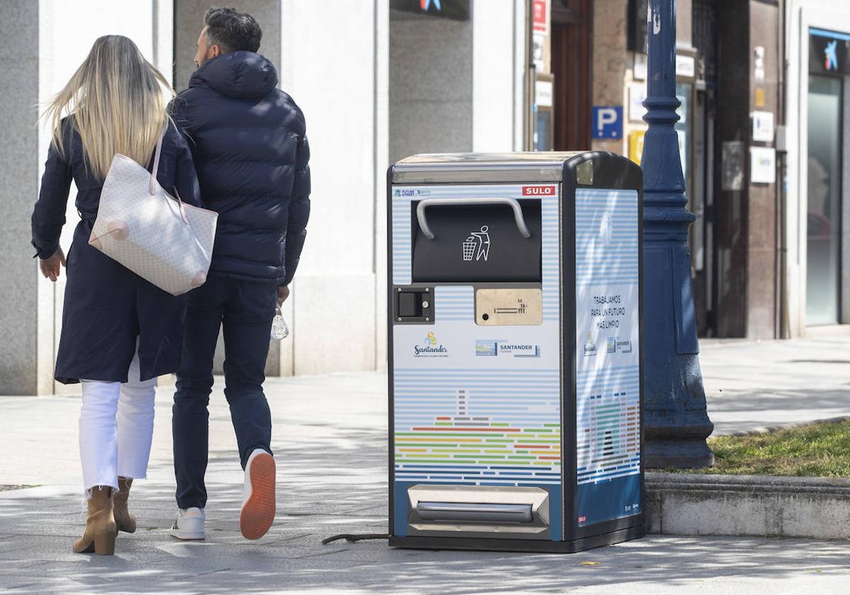 Imagen de una papelera inteligente instalada en una ciudad española.