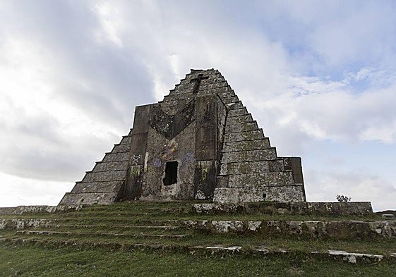 Pirámide de los Italianos en Burgos.