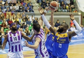 Imagen del encuentro que enfrentó al San Pablo Burgos y al Real Valladolid, en la temporada regular en el Coliseum.