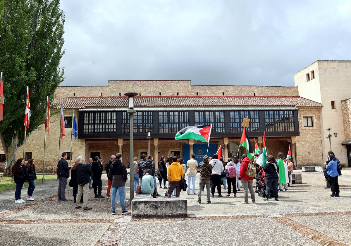 Universitarios concentrados a las puertas de la Universidad de Burgos.