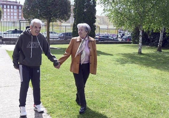 Zoila Vázquez, una de las madres que ayudó a la puesta en marcha de esta asociación, junto con su hijo, usuario de la misma