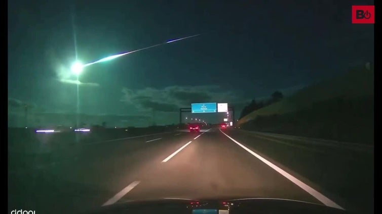 Una luz verde azulada surca el cielo burgalés de madrugada