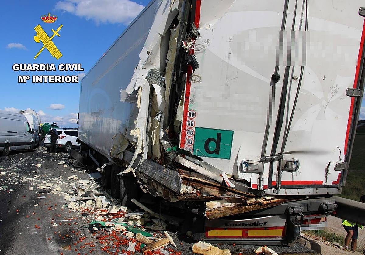 El accidente dejó dos heridos, cuantiosos daños materiales y cortes de carretera.