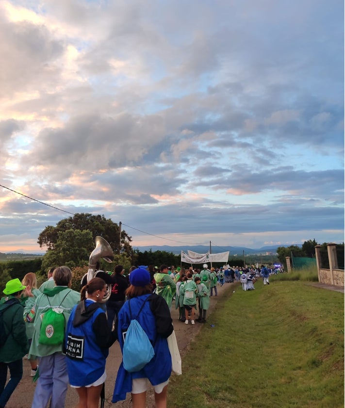 Imagen secundaria 2 - Miles de sanjuaneros participaron en la romería del lunes